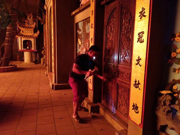 Đền Tam Quan Lâm Du, Long Biên bốc cháy ngùn ngụt giữa đêm-3