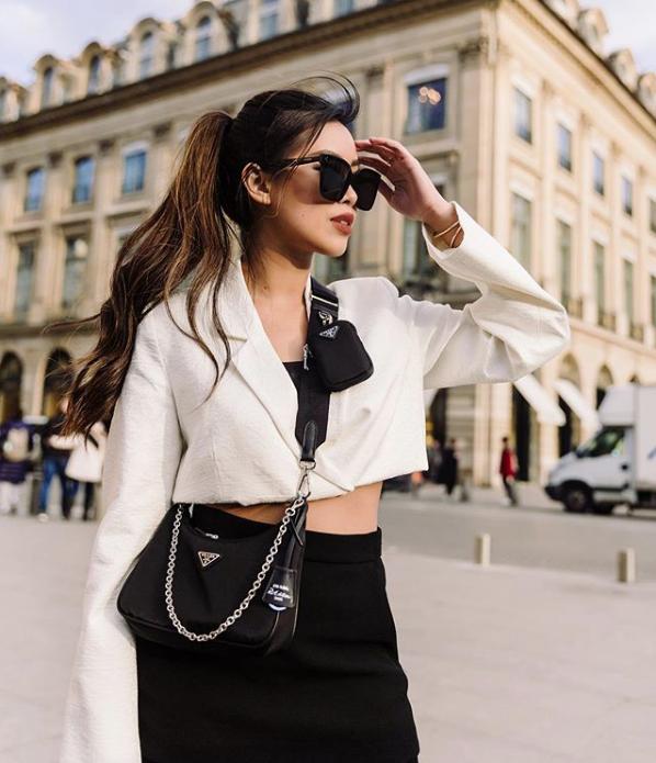 Dân tình ngạc nhiên khi lần đầu Tiên Nguyễn trực tiếp đứng bán hàng sale, tươi tắn không ngại ngùng-1