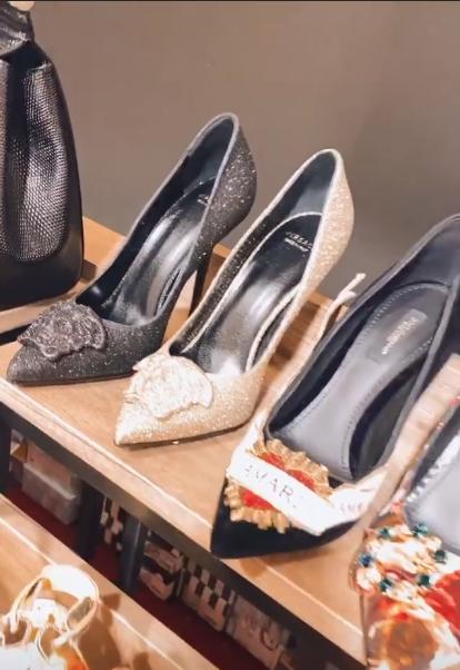 Dân tình ngạc nhiên khi lần đầu Tiên Nguyễn trực tiếp đứng bán hàng sale, tươi tắn không ngại ngùng-9