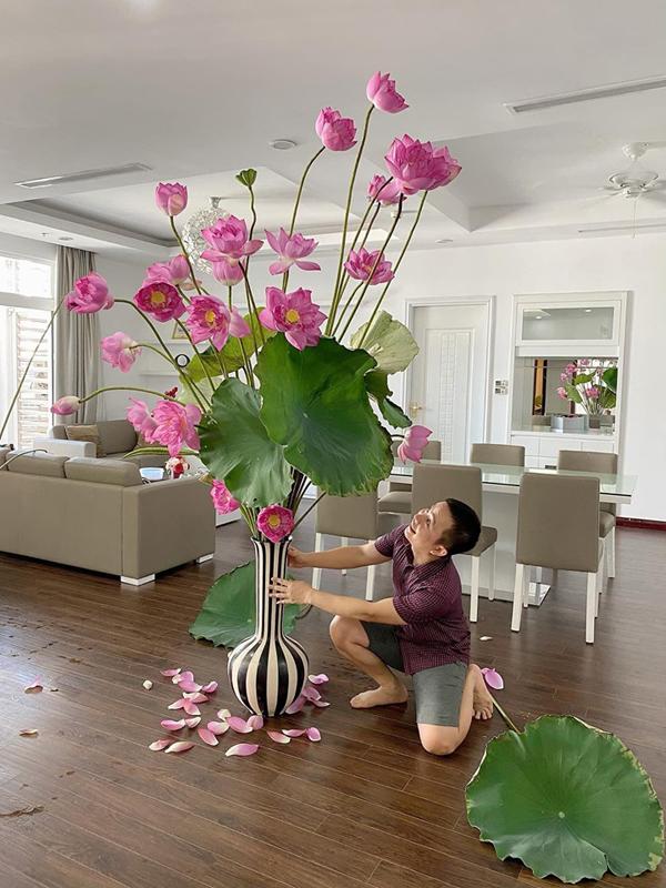 Trổ tài cắm hoa sen khủng, anh chồng đảm khiến hội chị em ghen tị vì quá khéo tay-3