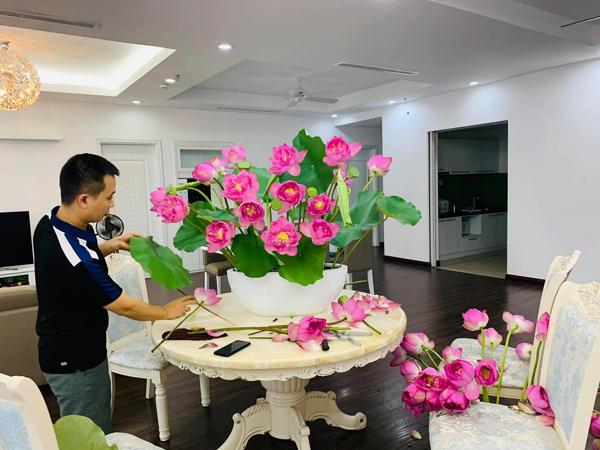 Trổ tài cắm hoa sen khủng, anh chồng đảm khiến hội chị em ghen tị vì quá khéo tay-4