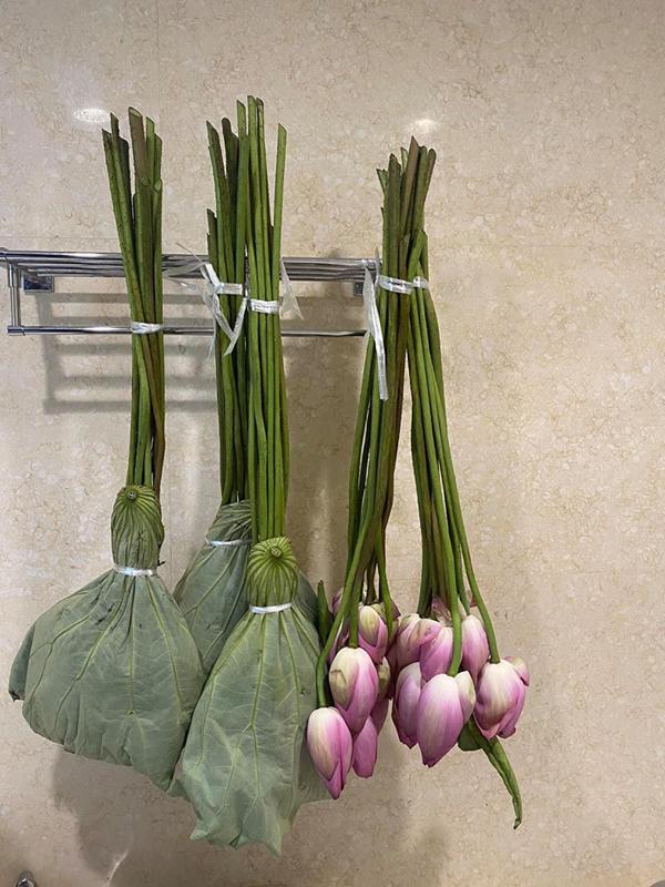 Trổ tài cắm hoa sen khủng, anh chồng đảm khiến hội chị em ghen tị vì quá khéo tay-7