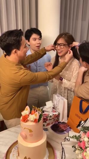 Hari Won đập hộp quà sinh nhật siêu lầy: Hàng hiệu giá vài chục nghìn đến vài chục triệu-1