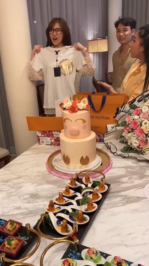 Hari Won đập hộp quà sinh nhật siêu lầy: Hàng hiệu giá vài chục nghìn đến vài chục triệu-3
