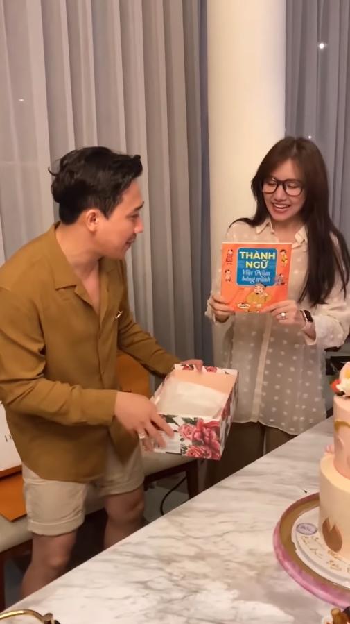 Hari Won đập hộp quà sinh nhật siêu lầy: Hàng hiệu giá vài chục nghìn đến vài chục triệu-5