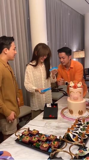 Hari Won đập hộp quà sinh nhật siêu lầy: Hàng hiệu giá vài chục nghìn đến vài chục triệu-7