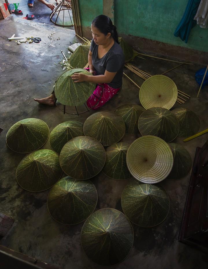 Mê mẩn nón lá sen và những biến tấu độc đáo không ngờ từ hoa sen-3