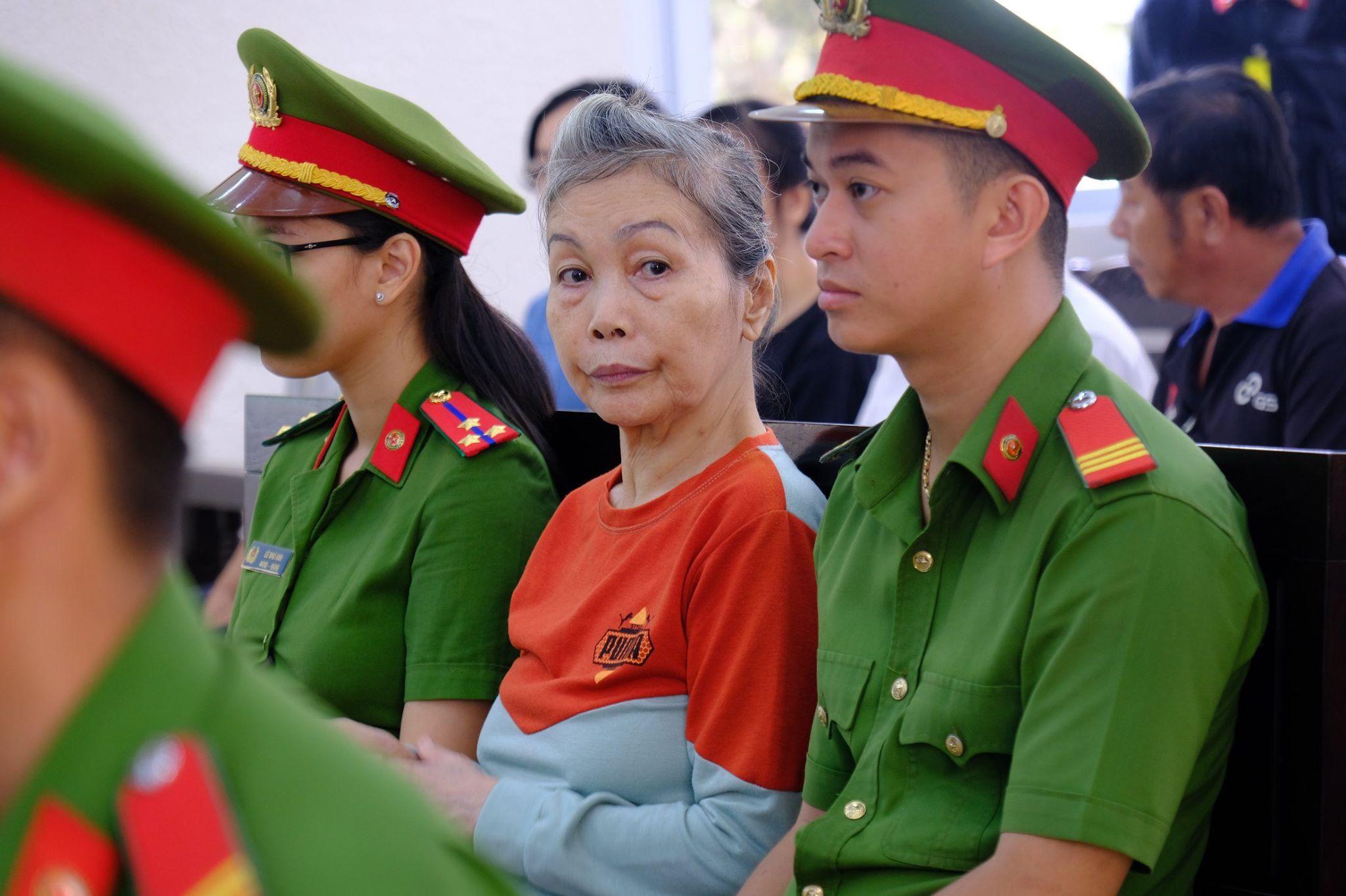 Mẹ kẻ chủ mưu vụ xác người trộn bê tông ở Bình Dương phải dìu vào xét xử vì... đứng không vững-11