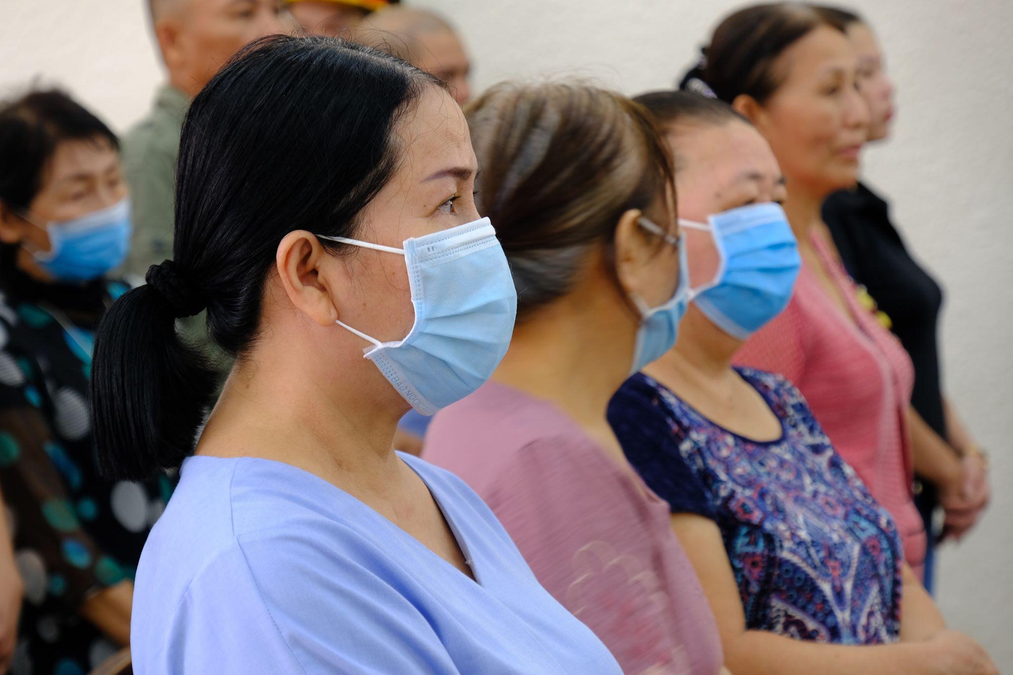 Mẹ kẻ chủ mưu vụ xác người trộn bê tông ở Bình Dương phải dìu vào xét xử vì... đứng không vững-13