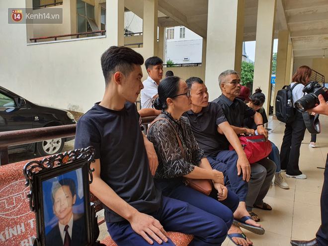 Mẹ kẻ chủ mưu vụ xác người trộn bê tông ở Bình Dương phải dìu vào xét xử vì... đứng không vững-12