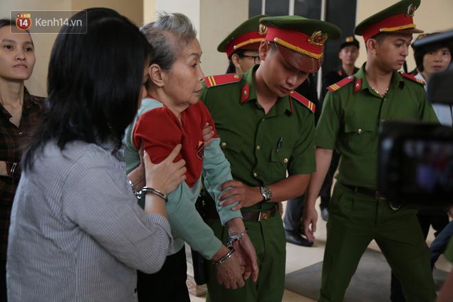 Mẹ kẻ chủ mưu vụ xác người trộn bê tông ở Bình Dương phải dìu vào xét xử vì... đứng không vững-4