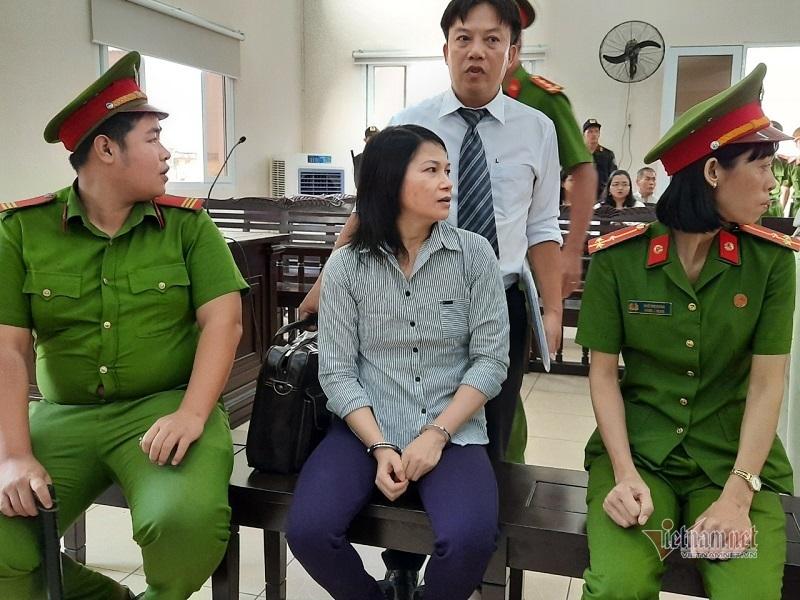 Mẹ kẻ chủ mưu vụ xác người trộn bê tông ở Bình Dương phải dìu vào xét xử vì... đứng không vững-10