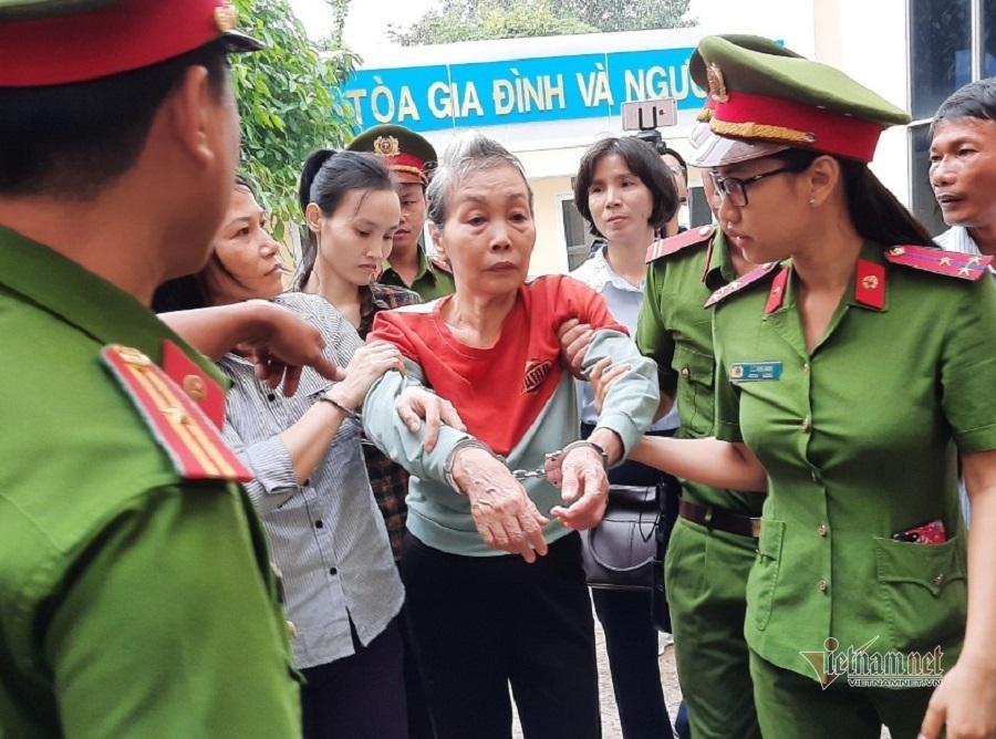 Mẹ kẻ chủ mưu vụ xác người trộn bê tông ở Bình Dương phải dìu vào xét xử vì... đứng không vững-3