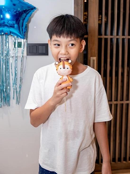 3 em ruột chuẩn bị chào đời, Subeo sắp trở thành cậu bé vàng trong làng ẵm em-5