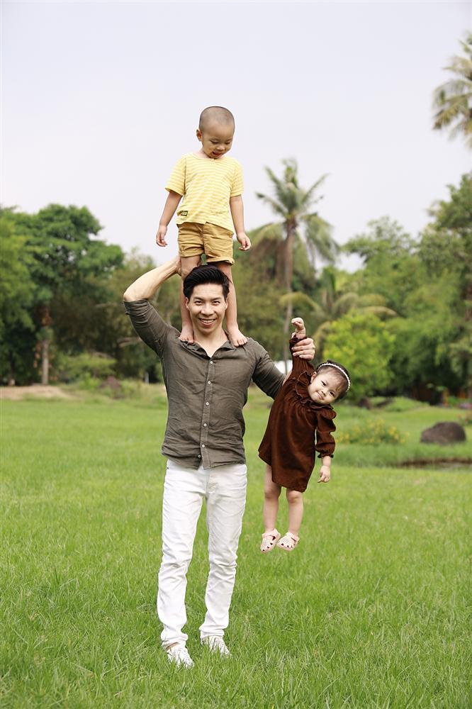 Con gái tuổi rưỡi của Quốc Nghiệp đứng thẳng không chút sợ hãi trên lòng bàn tay bố-2