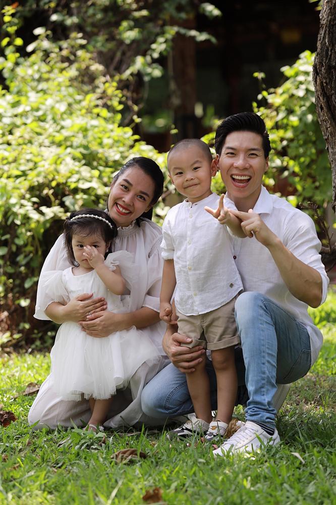 Con gái tuổi rưỡi của Quốc Nghiệp đứng thẳng không chút sợ hãi trên lòng bàn tay bố-5