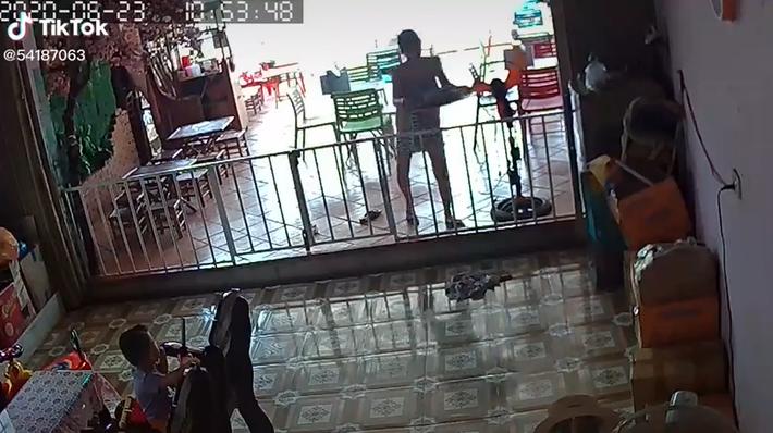 Vượt rào bê mâm cơm mời cả nhà, mẹ trẻ chân ngắn nhận cái kết đau đớn-1