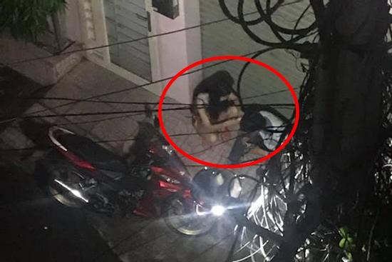 Đôi nam nữ Sài Gòn lúi húi ăn trứng vịt lộn giữa đêm khuya làm ai nhìn cũng tò mò