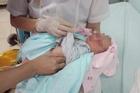 Thông tin mới nhất về tình hình sức khỏe của bé sơ sinh bị bỏ rơi 3 ngày dưới hố gas ở Hà Nội