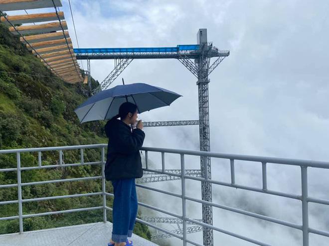 Xuất hiện clip du khách đi trên cầu treo giữa vách núi cheo leo ở Sapa: Đáng sợ hơn mọi cây cầu Trung Quốc-2