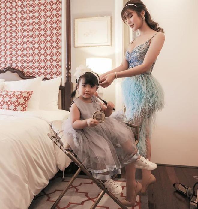 Lúc thì diện váy liền bánh bèo, phối thêm với băng đô cài tóc điệu đà, lúc lại cực cá tính, nghịch ngợm với áo phông và mũ lưỡi trai đội lệch, bé Boorin khiến dân tình không khỏi thích thú trong những lần được mẹ cho “lên sóng”.