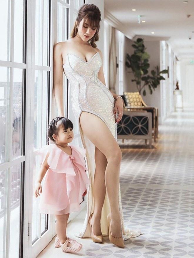 Có thể nói, với phong cách thời trang sành điệu, nhóc tì này chính là phiên bản “nhí” của Diệp Lâm Anh.