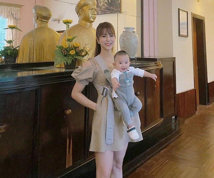 Còn về cậu con trai B.boy, bé được chào đời bằng phương pháp tự nhiên và cùng mẹ xuất viện trở về nhà sau 1 tuần.