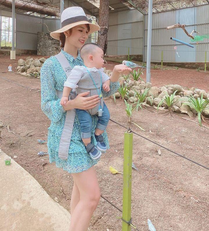 Theo đó, khi cô vui vẻ khoe con và nói rằng "Mới 1 tháng mà suốt ngày muốn mẹ bế vác thế này mới chịu nín", có rất nhiều ý kiến cho rằng việc Diệp Lâm Anh thường xuyên bế vác con để dỗ bé khóc về lâu dài sẽ gây ra mệt mỏi cho mẹ và cảm giác "bện hơi" cho bé.