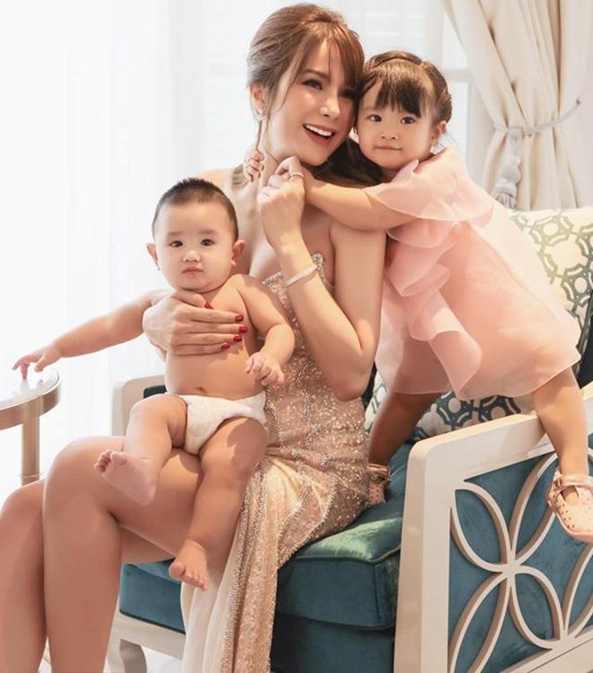 Tuy nhiên, số khác lại bảo vệ Diệp Lâm Anh. Thậm chí họ còn đưa ra bằng chứng khoa học đã chứng minh rằng ôm ấp, cho trẻ nằm trên ngực mẹ hoặc bố lâu sẽ càng làm dịu những trải nghiệm tiêu cực của trẻ.