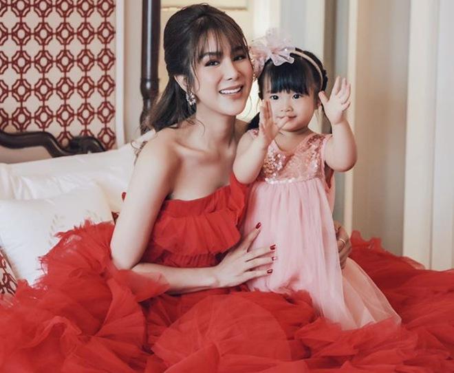 Ngoài nhan sắc trẻ trung, xinh đẹp gái 2 con của Lâm Anh thì vẻ dễ thương của bé Boorin cũng được khen ngợi hết lời. Hai mẹ con cô được khen ngợi xinh đẹp dịu dàng như nàng công chúa. Những bức ảnh thu hút hàng nghìn người yêu thích