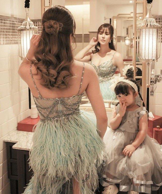 Chính Diệp Lâm Anh cũng khẳng định, cô khá tự tin trong lần thứ hai làm mẹ bởi cô luôn được mẹ ruột, ông xã và gia đình nhà chồng hỗ trợ chăm sóc các con.