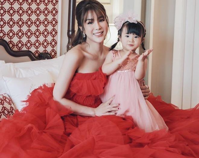 Bà mẹ 2 con cho biết: "Hôm nay mẹ mặc đầm công chúa để chiều lòng em". Hai mẹ con Diệp Lâm Anh tự tin diễn tình cảm trước ống kính.