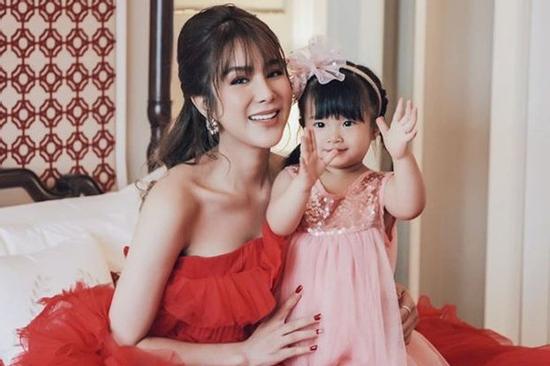 Diện đầm đỏ khoe vai trần cùng con, 2 mẹ con Diệp Lâm Anh được khen xinh như công chúa