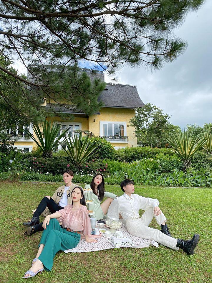 Hương Giang và nhà Hoa dâm bụt siêu lầy hướng dẫn dân mạng tạo dáng chụp ảnh khi đi du lịch-1