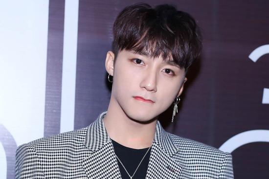 Sơn Tùng M-TP 'nhử' thêm một chữ mới, fan than thở: 'Thế này chắc tới 2022 mới có nhạc để nghe'