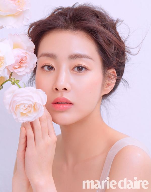 Kang Sora sở hữu đôi mắt to tròn, hàng lông mi rậm và lông mày rõ nét. Ngay cả khi không tô điểm son phấn, nữ diễn viên trông vấn tươi tắn, thu hút.