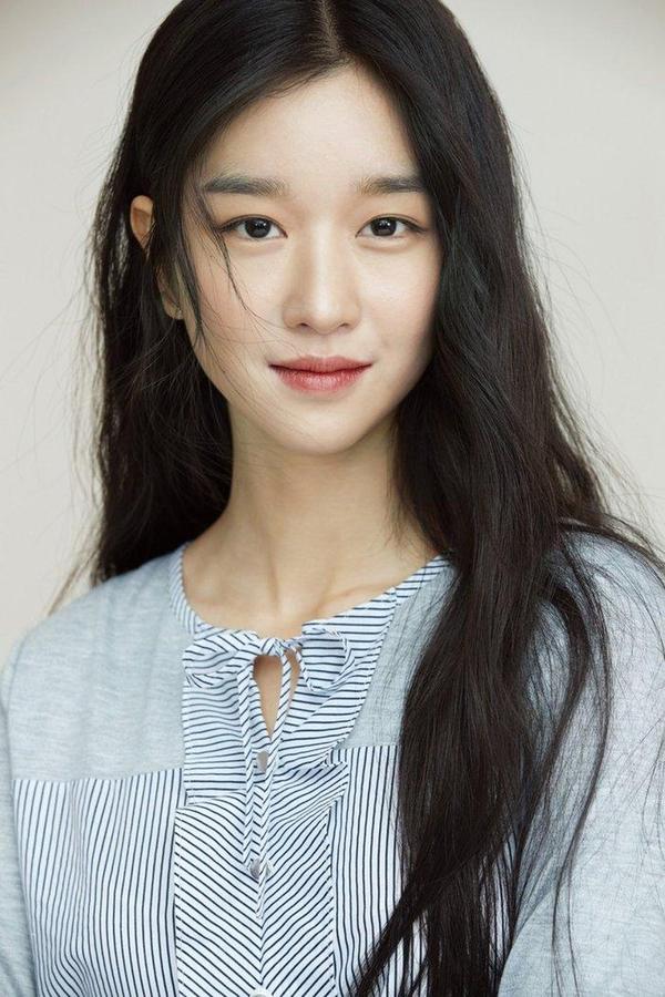 Seo Ye Ji sở hữu gương mặt xinh đẹp, hài hòa từng đường nét từ đôi mắt to 