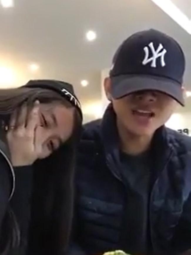 Những khoảnh khắc hiếm hoi Hoài Lâm hạnh phúc ca hát bên vợ trước khi chia ly-2