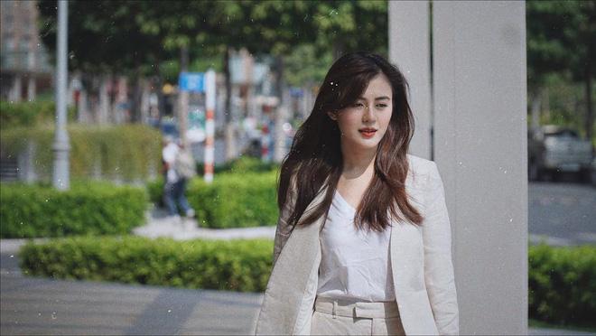 Dân mạng cấp tốc lùng info gái xinh trong clip nhún nhảy với người yêu Quang Hải-5