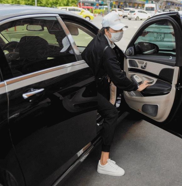 Xịn sò như giúp việc của Ngọc Trinh: Diện áo hiệu chục triệu đi sự kiện-9