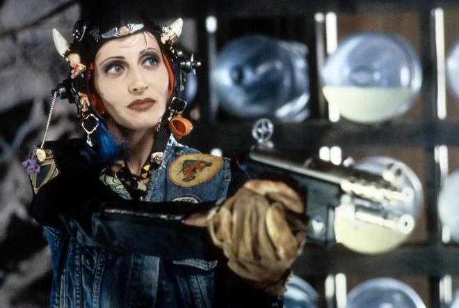 Lori Petty - Demolition Man: “Đó là một ngày tồi tệ trong suốt quãng thời gian làm việc tại Hollywood đối với tôi”, cô chia sẻ về ngày bị sa thải khỏi dự án phim khoa học viễn tưởng có Sylvester Stallone đóng chính với trang The Daily Beast. Nhà sản xuất tai tiếng Joel Silver là người quyết định sa thải cô vì cho rằng Petty không có cùng quan điểm về mặt sáng tạo với ông. Cuối cùng, diễn viên Sandra Bullock đã thay thế vị trí của Lori Petty.