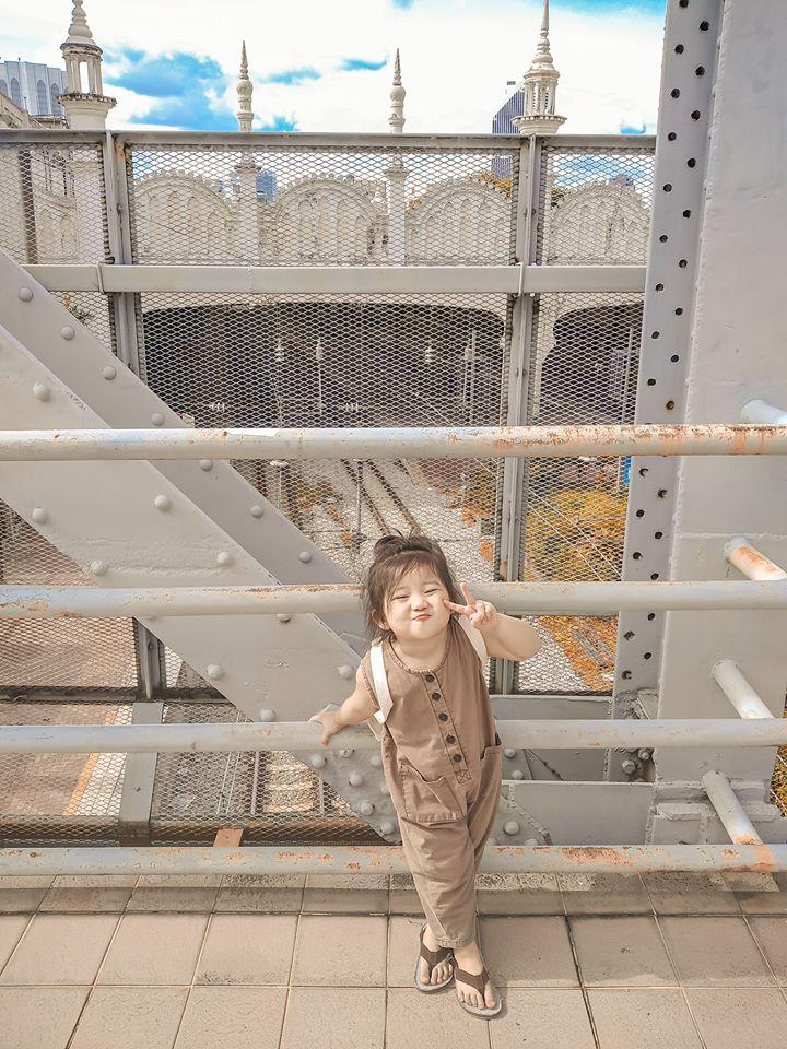 Dân tình mê mệt 50 sắc thái đáng yêu của bé gái gốc Việt vi vu ở Malaysia-1