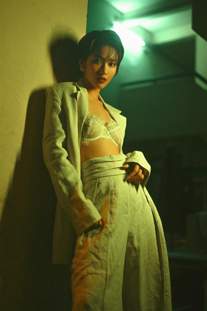 Từ khi cắt tóc ngắn, Khả Ngân liên tiếp khoe ảnh sexy đến lạ với bikini và nội y-6