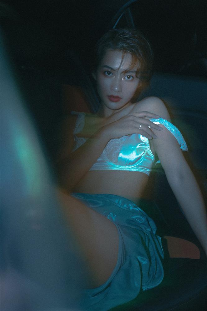 Từ khi cắt tóc ngắn, Khả Ngân liên tiếp khoe ảnh sexy đến lạ với bikini và nội y-10