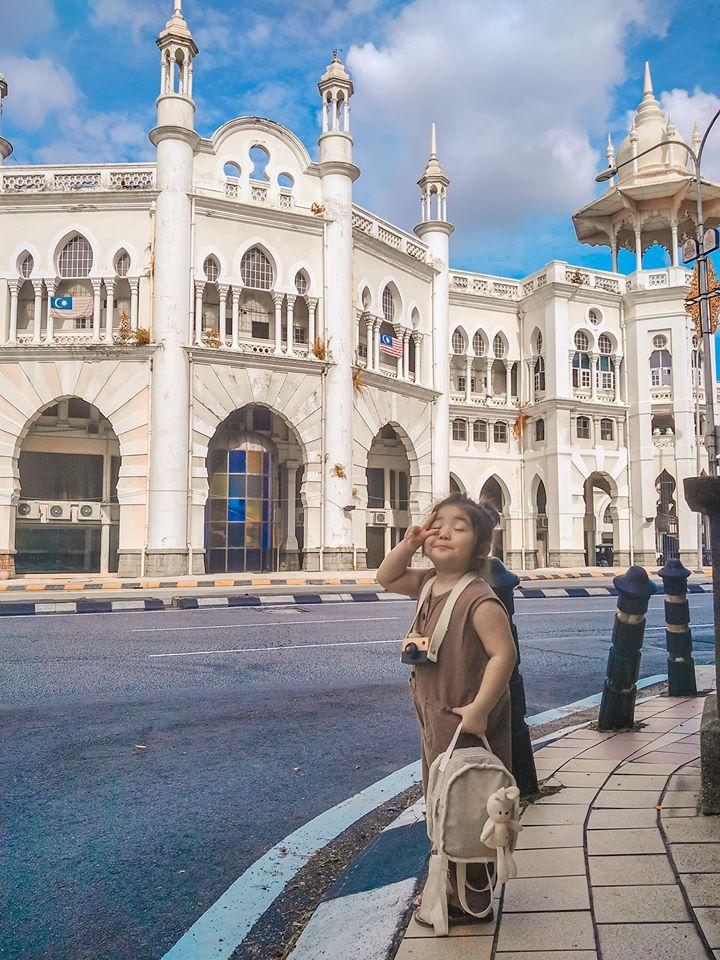 Dân tình mê mệt 50 sắc thái đáng yêu của bé gái gốc Việt vi vu ở Malaysia-5