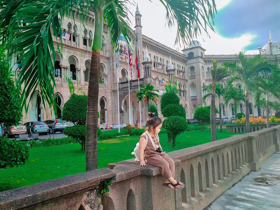 Dân tình mê mệt 50 sắc thái đáng yêu của bé gái gốc Việt vi vu ở Malaysia-11