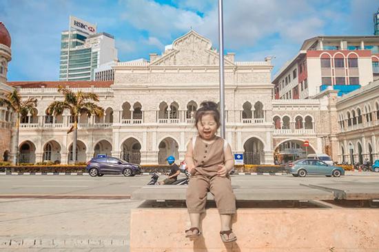 Dân tình mê mệt '50 sắc thái' đáng yêu của bé gái gốc Việt vi vu ở Malaysia