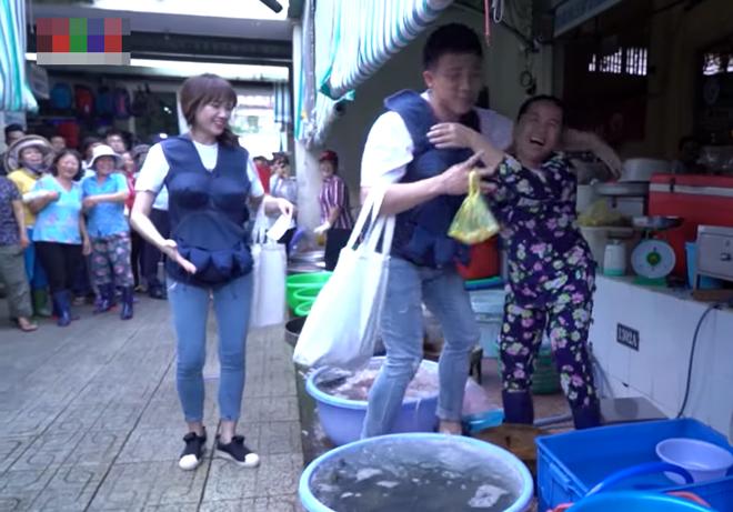 Bảo Thanh thốn đến tận rốn vì bị kéo tay, giật mũ nơi công cộng-6