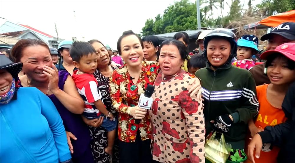 Bảo Thanh thốn đến tận rốn vì bị kéo tay, giật mũ nơi công cộng-4