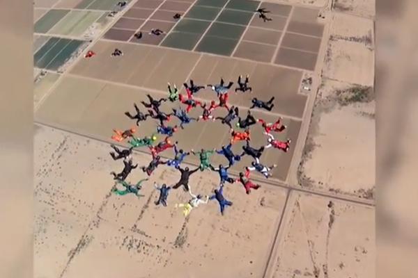 Nhảy dù khi đang ngồi trên phao bơi-1